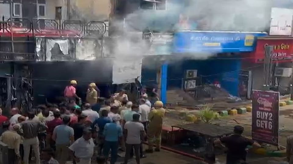 Major fire breaks out in clothes showroom loss worth lakhs