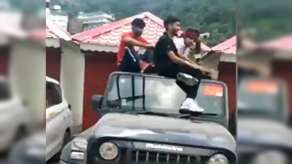 Kedarnath Yatra Police Caught Four youth from Ghaziabad drinking alcohol sitting on roof of car in Sonprayag
