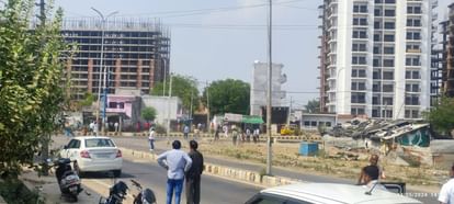 Lucknow: ईश्वरीखेड़ा में बवाल, ताबड़तोड़ फायरिंग-पथराव में चार घायल, गाड़ी ओवरटेक करने में हुआ हंगामा Clash between two groups in Vrindavan sector in Lucknow.