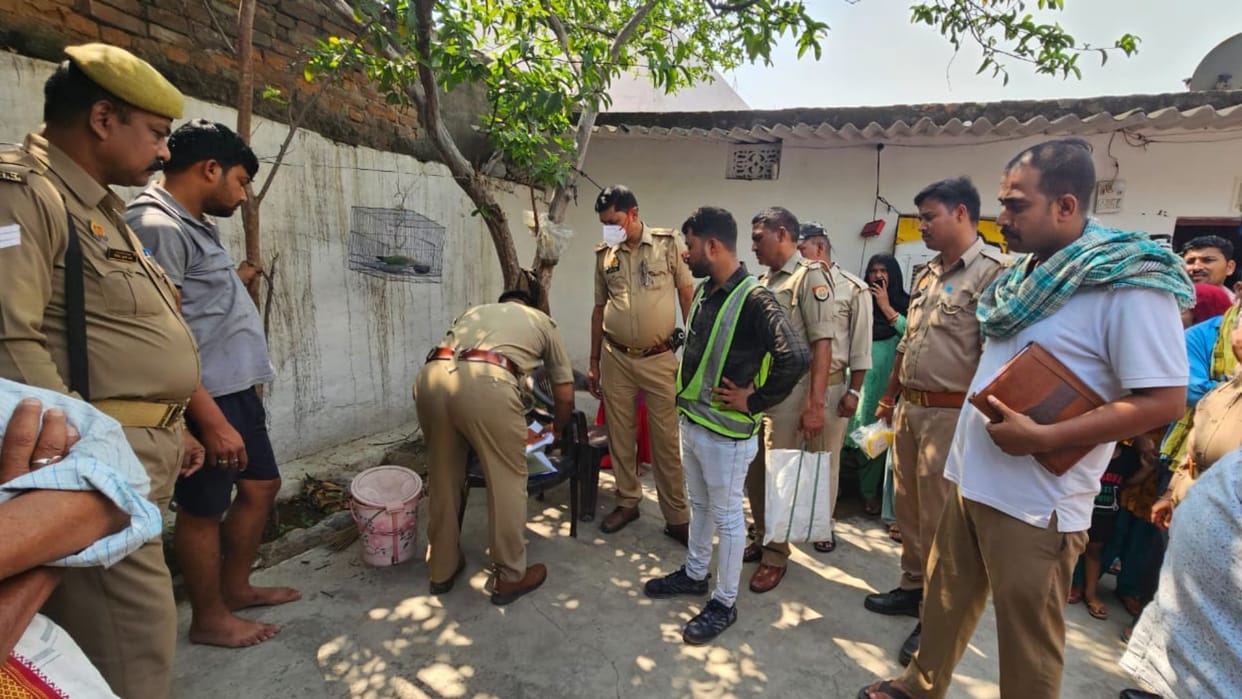 Dead body teenage girl found hanging room in sonbhadra