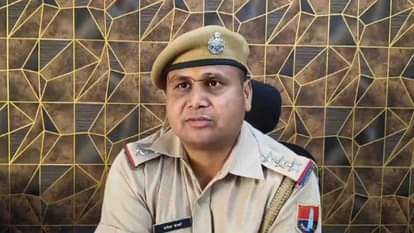 मामले की जानकारी देते पुलिस अधिकारी।