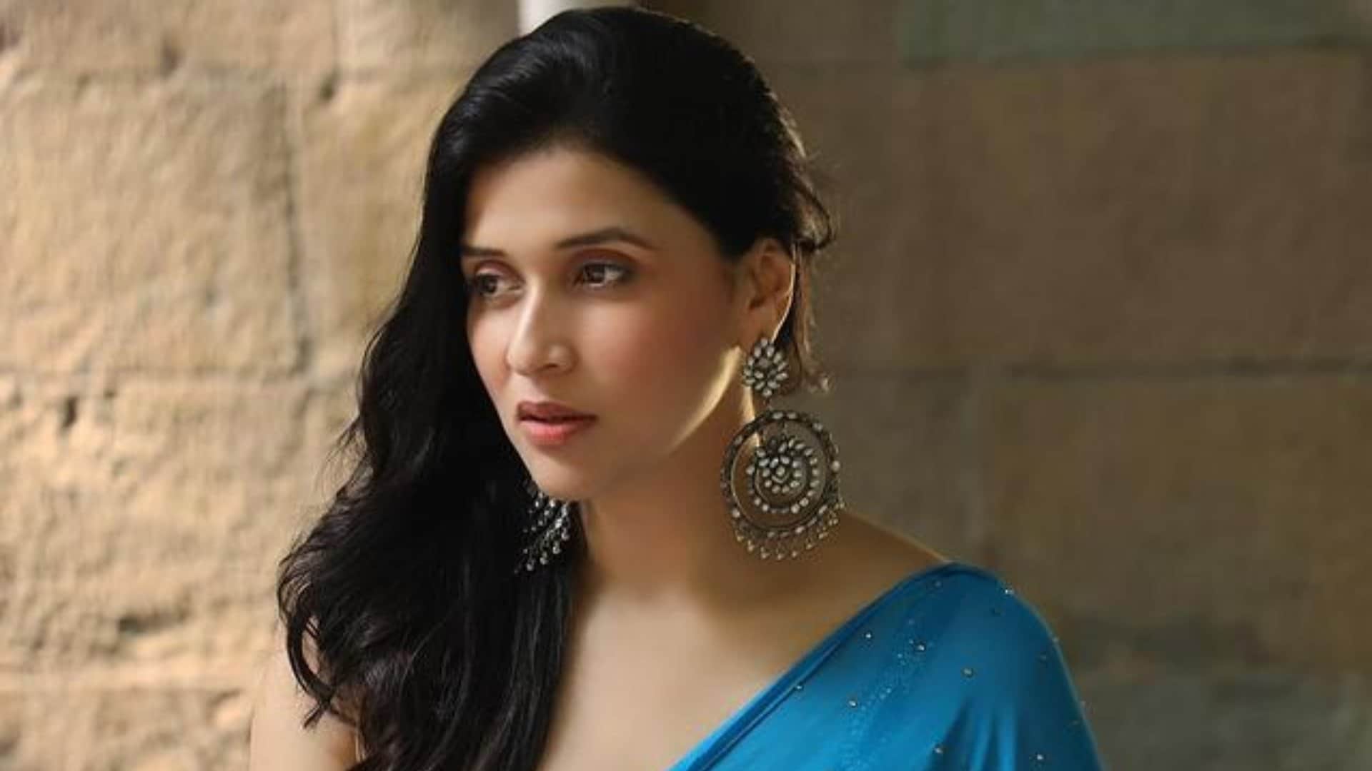 Mannara Chopra slammed For Enjoying Dancing In Balcony after mammoth hoarding collapsed due to the dust storm