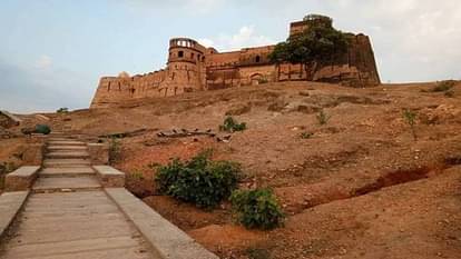 Tourists come from far and wide to see Gulganj Fort of Chhatarpur see photos