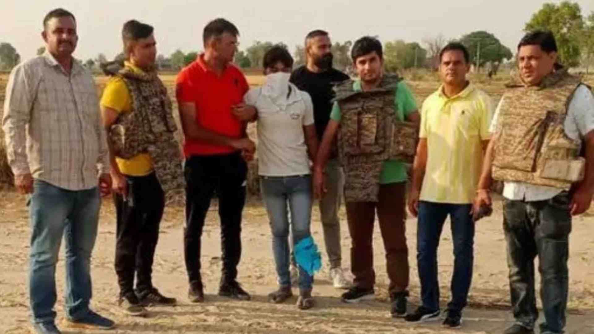 पुलिस की गिरफ्त में गैंगस्टर।