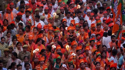Lok Sabha Election 2024 PM Narendra Modi Road Show Live Report in Varanasi News in Hindi