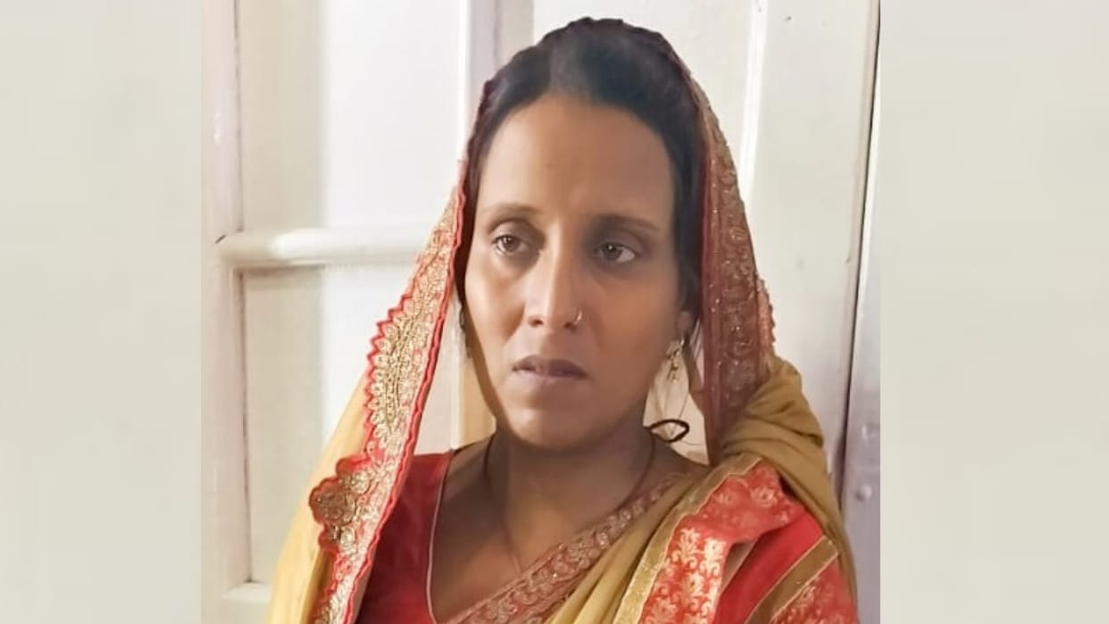 A woman arrested by STF with 30 KG drugs on Charbagh railway station in Lucknow.
