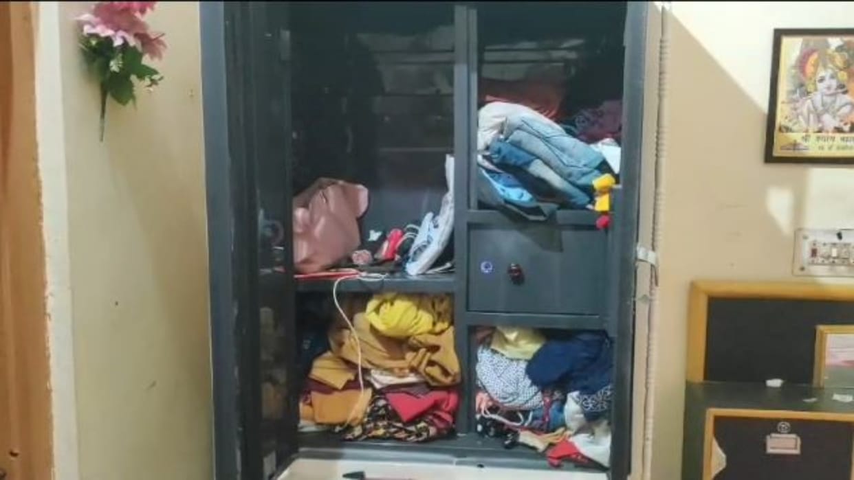 Alwar News: Thieves entered the house and stole jewelery and cash, the family was sleeping in adjacent room