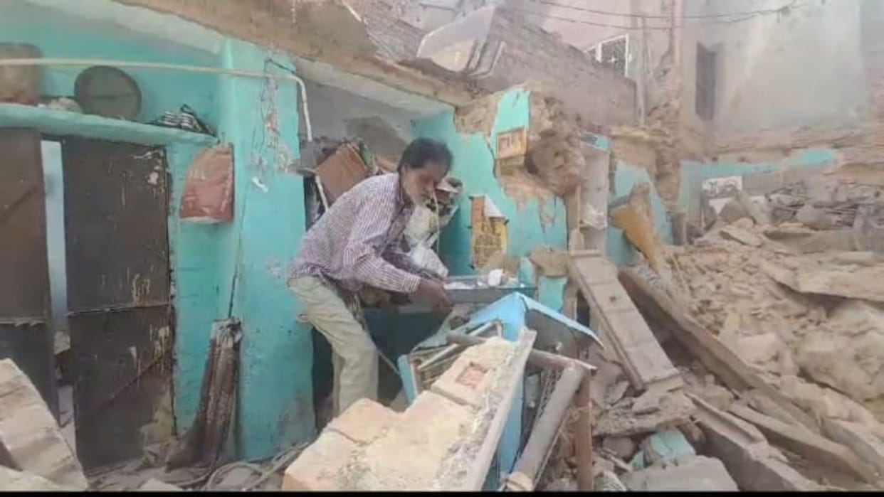 Bikaner News: House collapsed due to neighbor's negligence, all the stuff under the debris