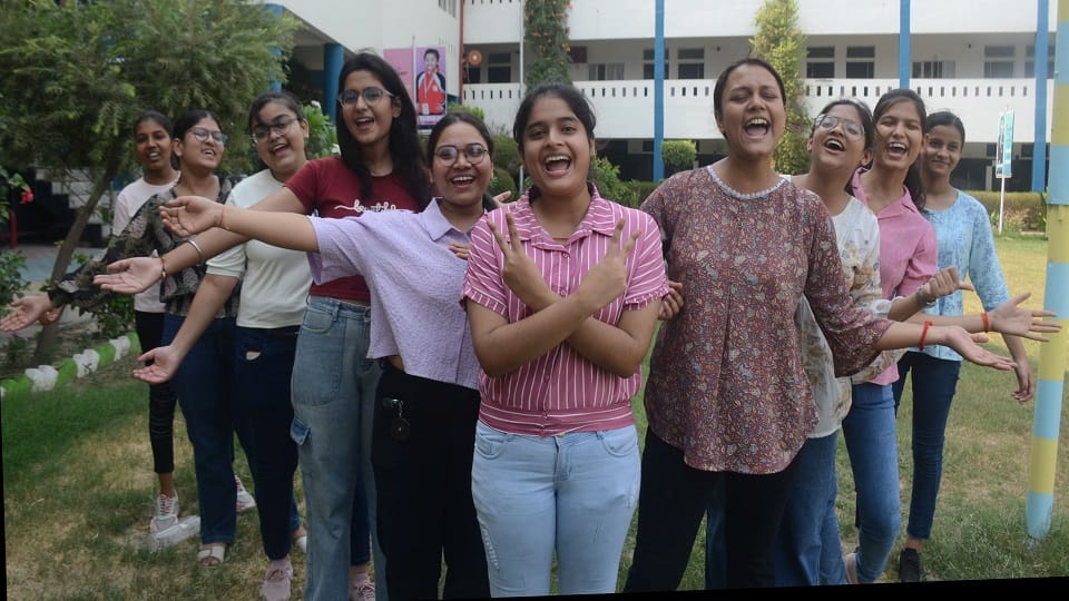 CBSE Result 2024 88.75 percent students passed in 10th and 74.20 percent in 12th less than last year In Agra