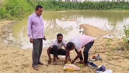 सांप का रेस्क्यू करती टीम