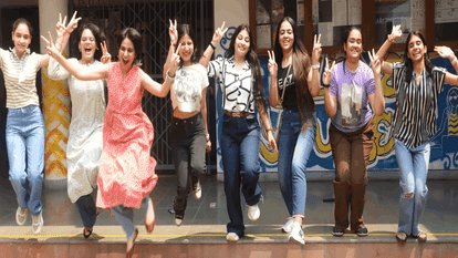 सेंट थॉमस गर्ल्स स्कूल की छात्राएं