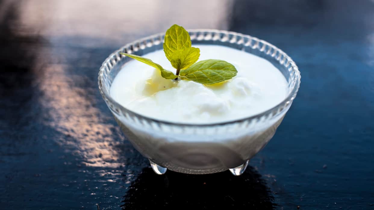 benefits and side effect of applying curd on face in hindi