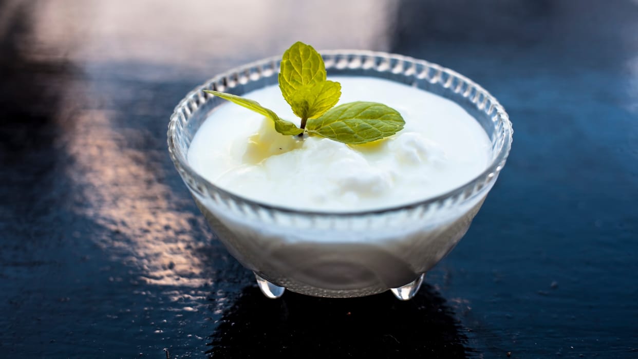 benefits and side effect of applying curd on face in hindi