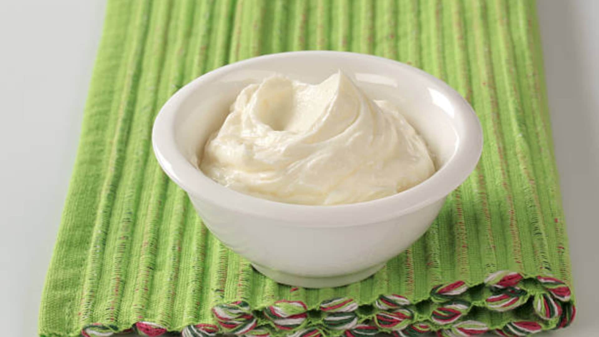 benefits and side effect of applying curd on face in hindi