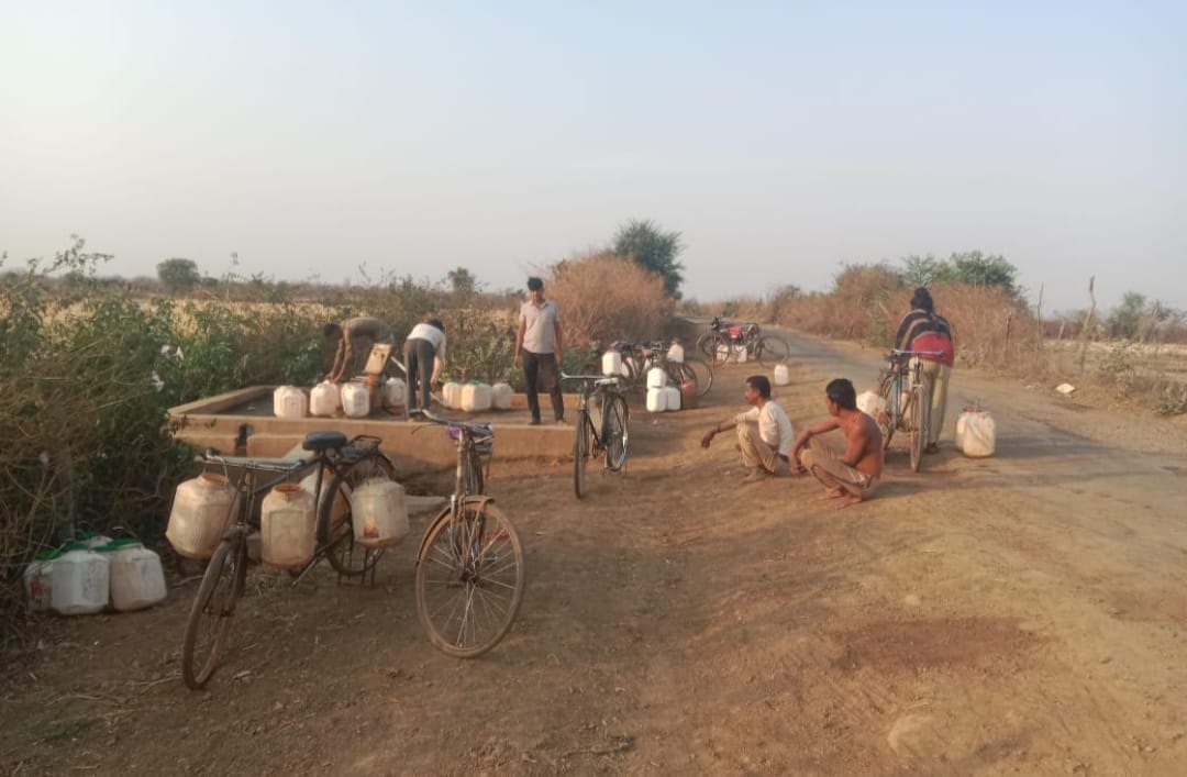 Damoh: Water reached the bottom of the well, hundreds of villagers of Sailwada village depended on a hand pump