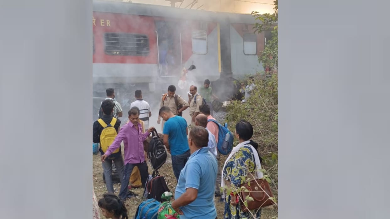 Barabanki: Howra Dehradun Express coach catches fire in Barabanki.
