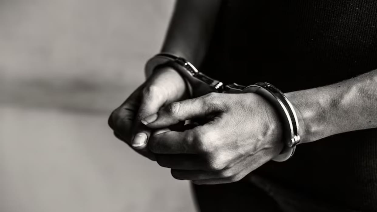 woman stole an innocent child playing in the courtyard