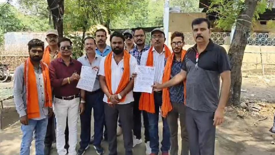 Continuous reduction in facilities of employees Bharatiya Mazdoor Sangh took out rally in Korba
