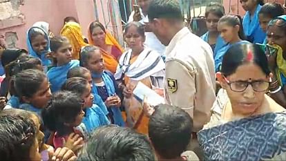 Bihar: नवादा में टीसी न मिलने से गुस्साए छात्रों ने स्कूल में जड़ा ताला; BEO ने पूर्व प्रभारी को किया निलंबित Bihar: Angry students locked school due to not getting TC in Nawada; BEO suspended former in-charge