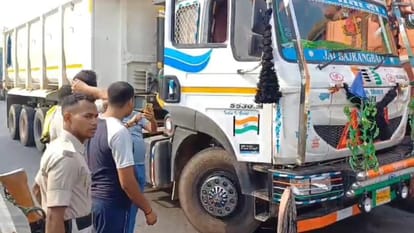 Bihar News: Truck crushed two bike riders in Muzaffarpur; One died and other in critical condition