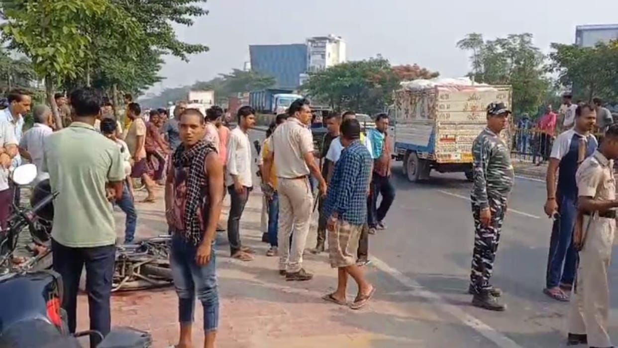 Bihar News: Truck crushed two bike riders in Muzaffarpur; One died and other in critical condition