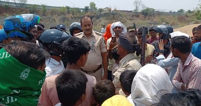Bihar News : दोस्तों के साथ पढ़ने के लिए घर से निकली थी, अचानक हो गई गायब; पहाड़ी के पास मिले यह सामान Bihar News: 10th class student missing in Gaya; Bag and slippers found near the hill; police investigating