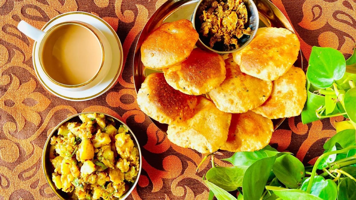 easy Breakfast Recipe in hindi how to make puri and aloo ki sabji at home