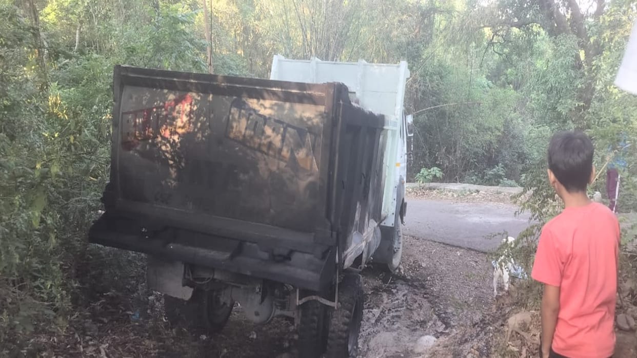 Kangra News: Mischievous elements set tipper on fire, major loss averted due to promptness of local people