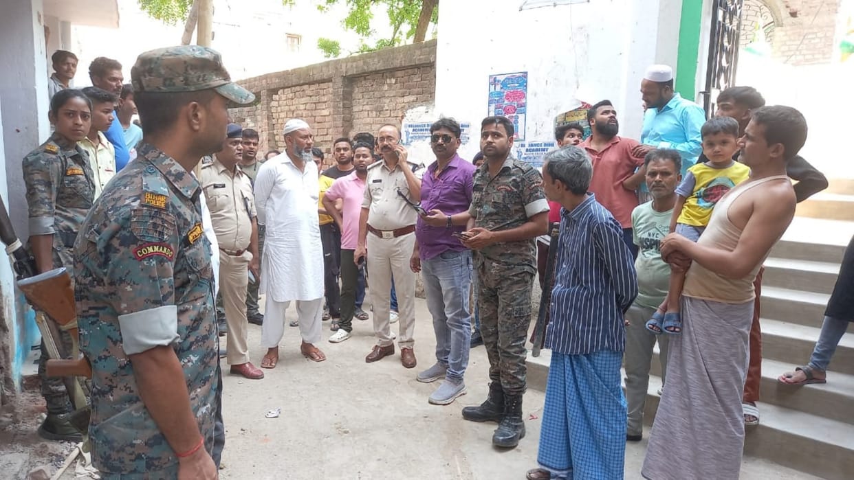 Gaya: Firing and stone pelting on police chasing criminals, minor shot; Area converted into cantonment