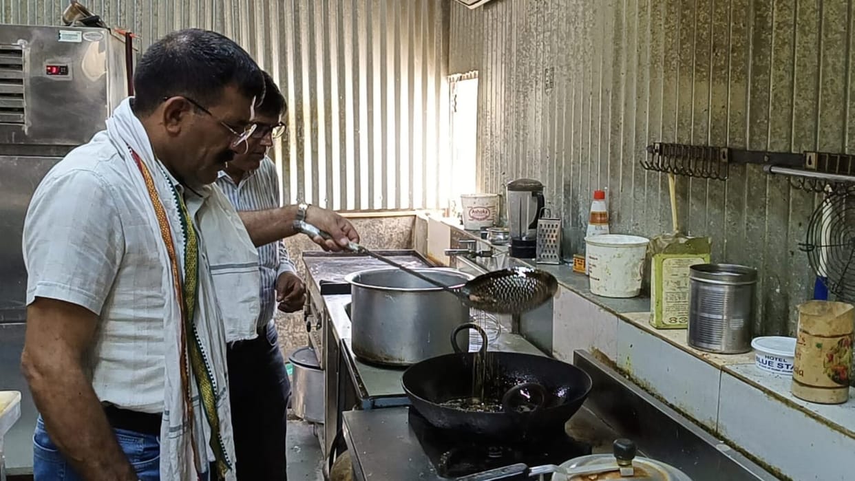 Food inspector team raided Hotel Sheetal in tonk