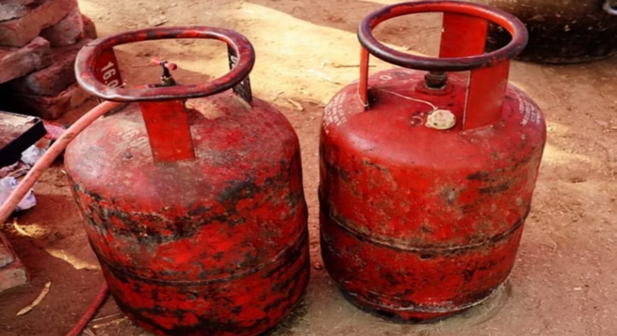 Follow these LPG safety tips otherwise the gas cylinder may catch fire