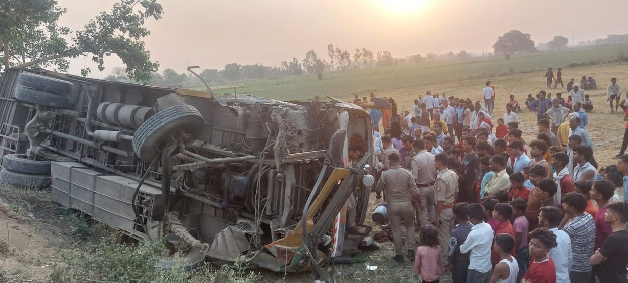 Hardoi road accident, Double decker bus overturned on Pali-Shahabad road, 70 passengers were on board