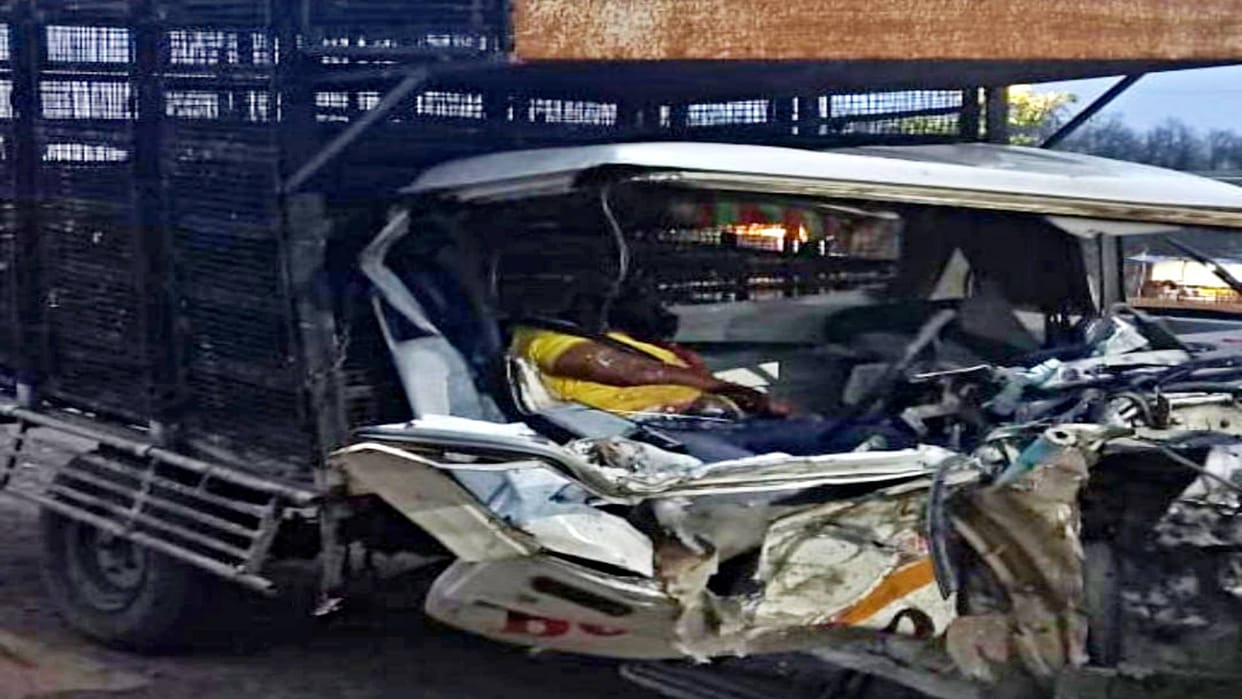 Chhatarpur Road Accident Speeding pickup collides with trolley near Hirapur driver dies