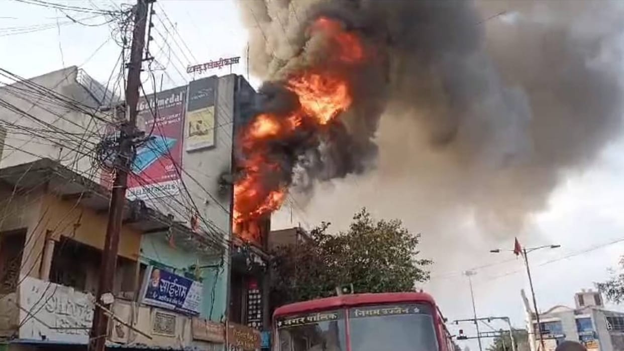 Ujjain News Fire broke out in electronic shop could not be extinguished even by five fire brigades