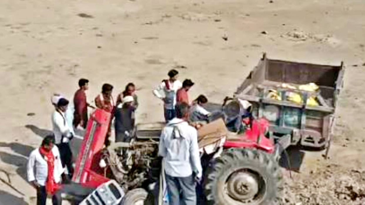 Sheopur Road Accident Tractor-trolley fell into canal Chambal river four people died 11 injured