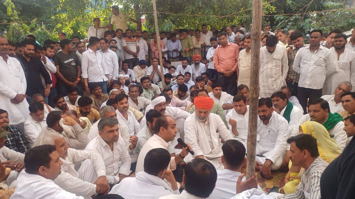Villages head have ruckus in Vikas Bhawan and Rakesh Tikait reached at place