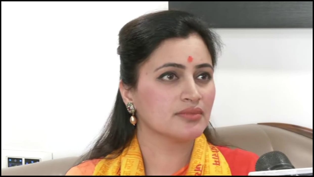 Theft in the residence of BJP leader Navneet Rana servant accused of absconding