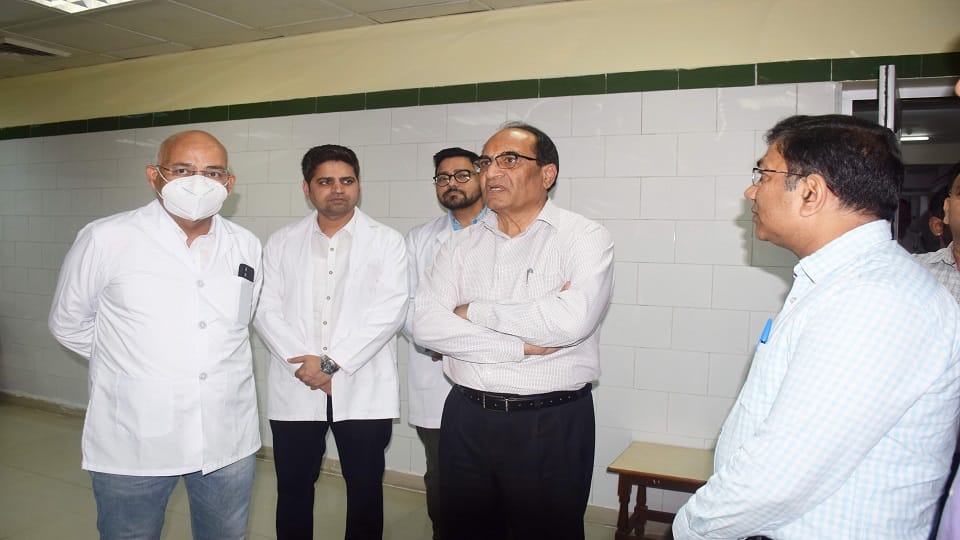 Vice Chancellor of HNB Medical Education University inspected Medical College and Cancer Institute