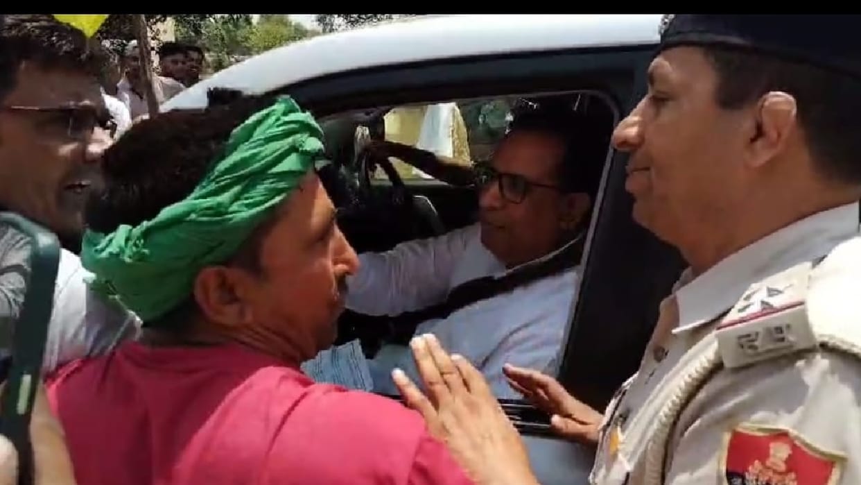 farmers showed black flags to former Finance Minister Captain Abhimanyu in hisar