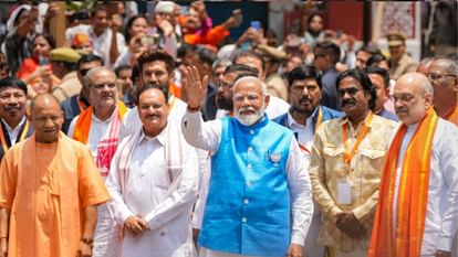 NDA का शक्ति प्रदर्शन: मोदी के नामांकन में गठबंधन के 16 राष्ट्रीय अध्यक्ष, गृहमंत्री और तीन CM रहे मौजूद 26 NDA leaders in PM Modi nomination including 16 national presidents Home Minister Defense Minister three CM
