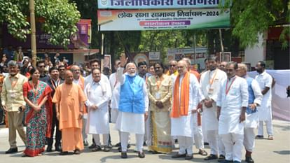 NDA का शक्ति प्रदर्शन: मोदी के नामांकन में गठबंधन के 16 राष्ट्रीय अध्यक्ष, गृहमंत्री और तीन CM रहे मौजूद 26 NDA leaders in PM Modi nomination including 16 national presidents Home Minister Defense Minister three CM
