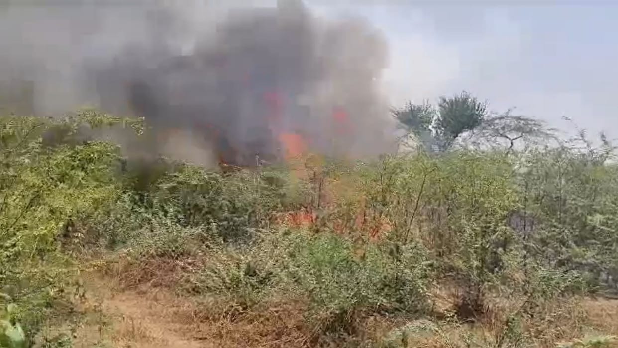 A sudden fire broke out in the bushes of Rajavat Maidan