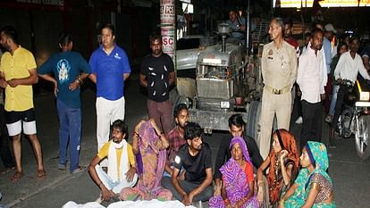 Aligarh: ट्रक क्लीनर की मौत के बाद देर रात रामघाट रोड पर रखा शव, जाम लगाकर किया हंगााम, पुलिस ने समझाया Ramghat road blocked by keeping dead body