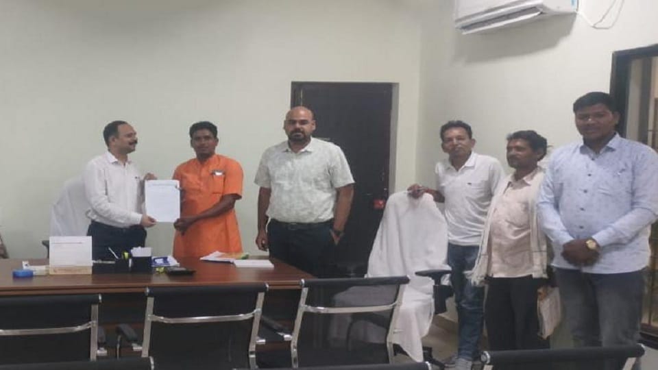 Rs 80 crore of sugarcane farmers stuck Samridh Kisan Sangh submitted memorandum to factory management in Kabir