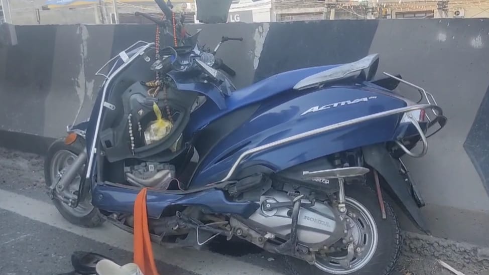 Jammu: Accident on flyover in Samba collision between big truck and scooty two people died