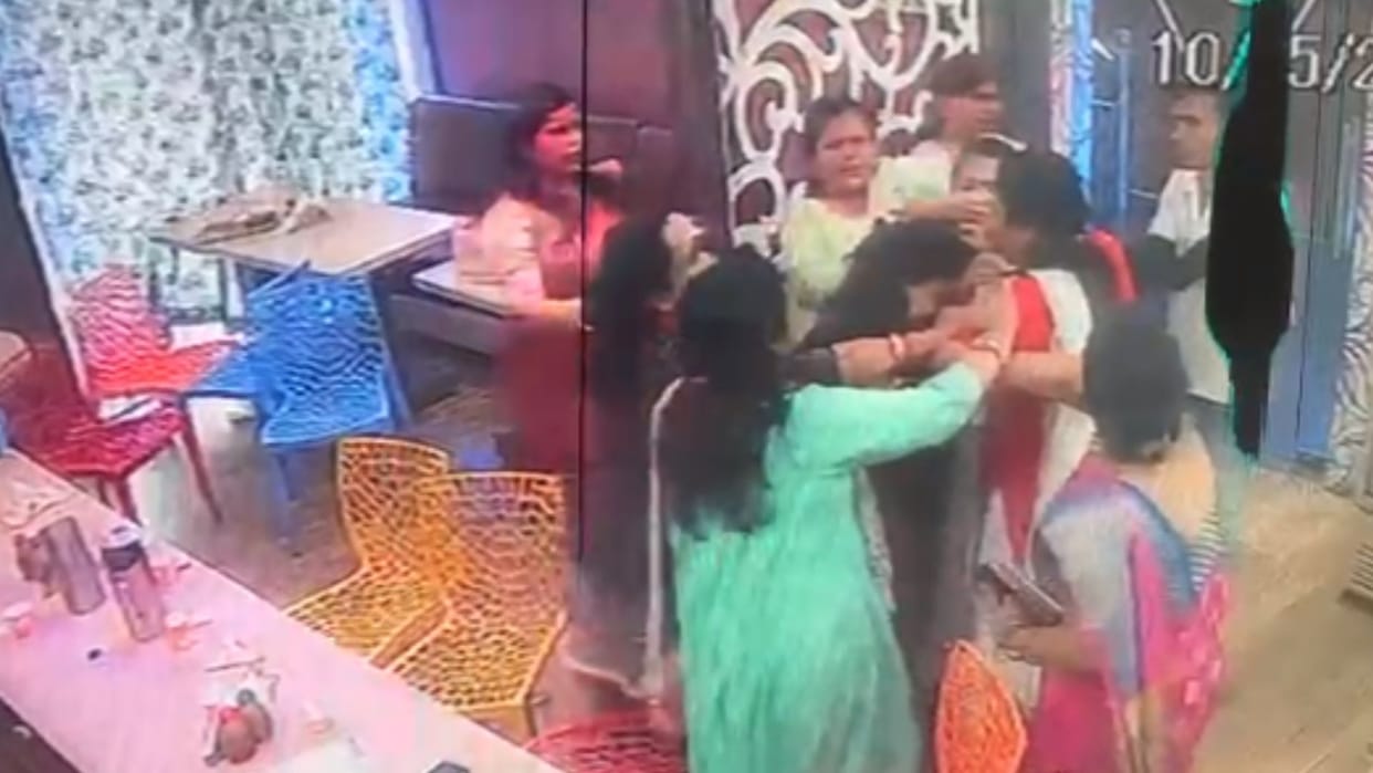 Women fight during Kitty Party in Azamgarh