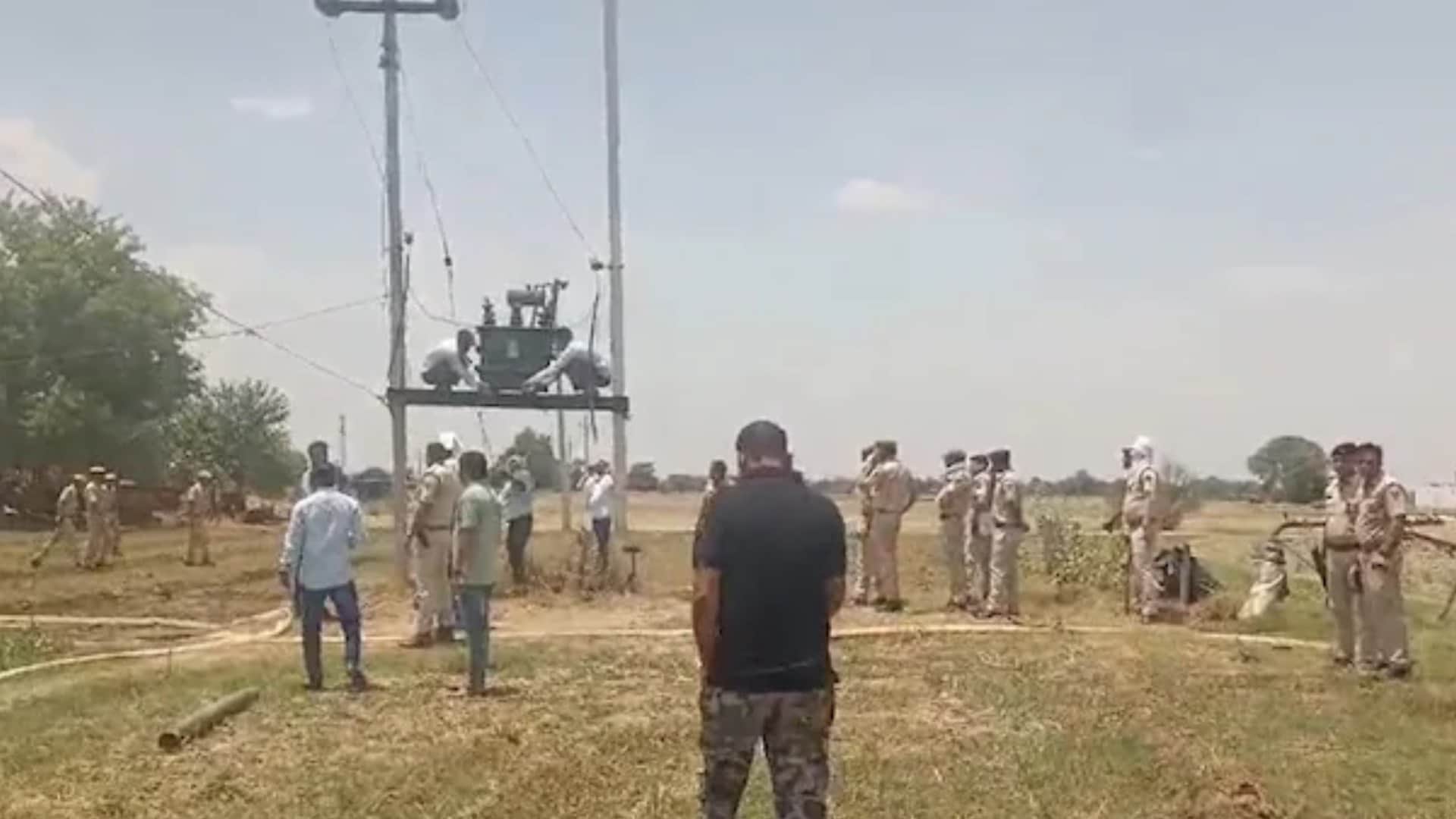 ट्रांसफार्मर हटाने पहुंची टीम पर पथराव