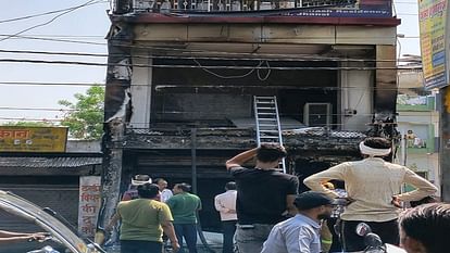 Jhansi: PNB के ATM बूथ में शार्ट सर्किट से लगी आग, विकराल रूप धारण कर दूसरी मंजिल तक पहुंची, दमकल ने पाया काबू Fire started due to short circuit in PNB ATM booth took a huge form and reached second floor in Jhansi