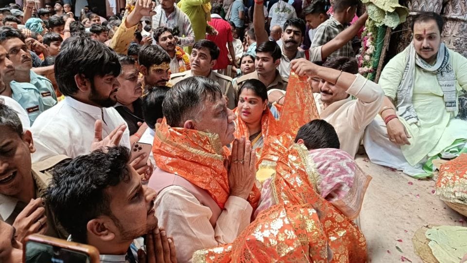 Assembly Speaker Satish Mahana along with his family visited Banke Bihari vrindavan