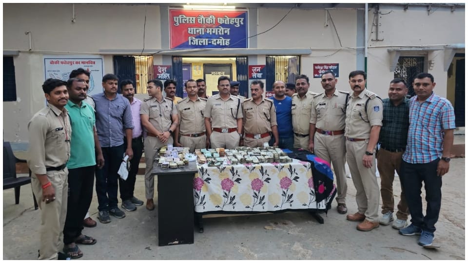 Watchman conspired to rob Madhyanchal Bank in Damoh along with two friends looted Rs 42 lakh